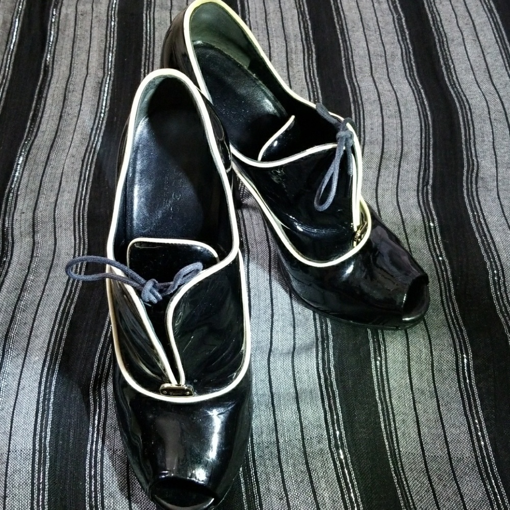 Gucci patent leather tie-up